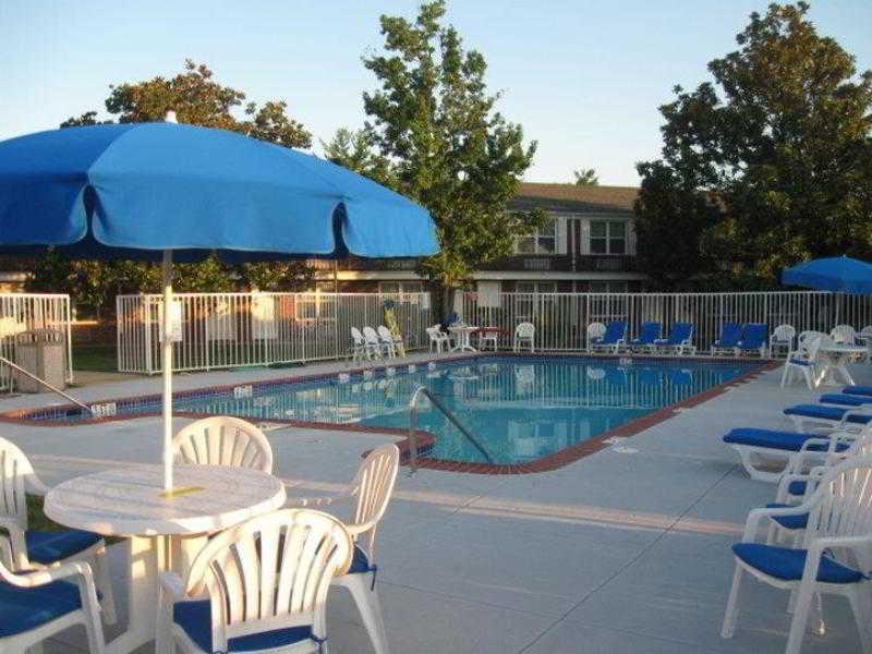 Clarion Inn Falls Church-Arlington Экстерьер фото