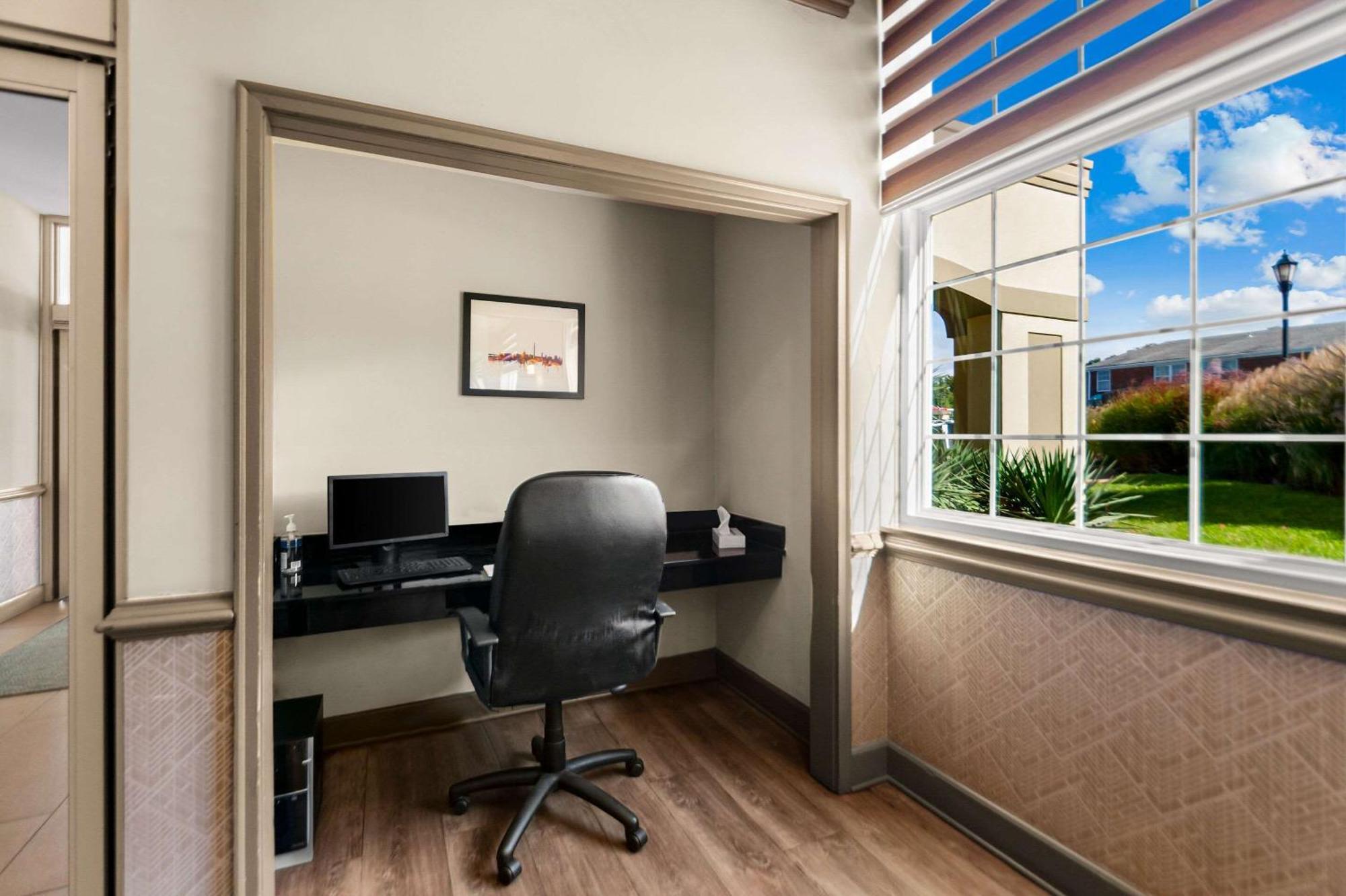 Clarion Inn Falls Church-Arlington Экстерьер фото