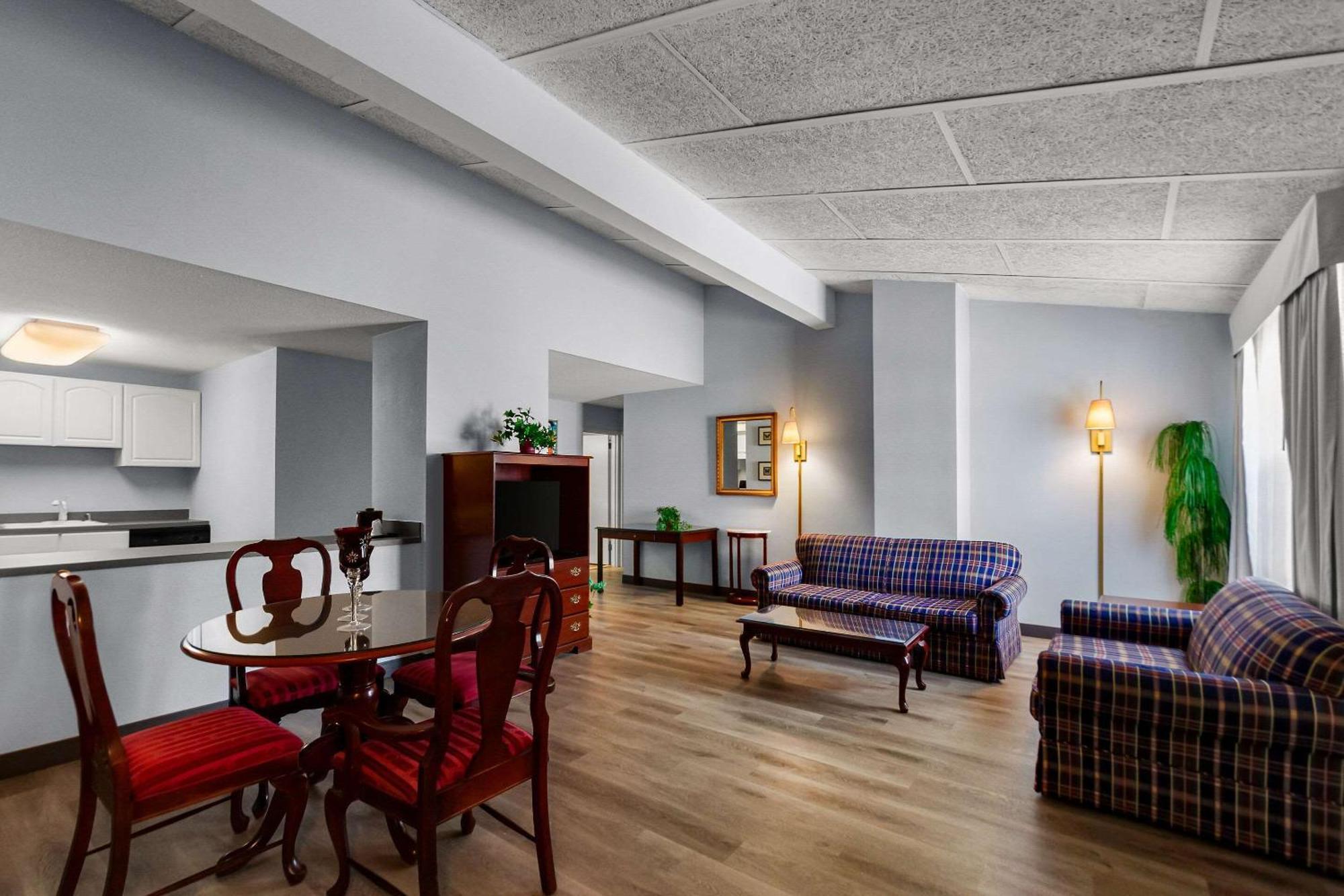 Clarion Inn Falls Church-Arlington Экстерьер фото