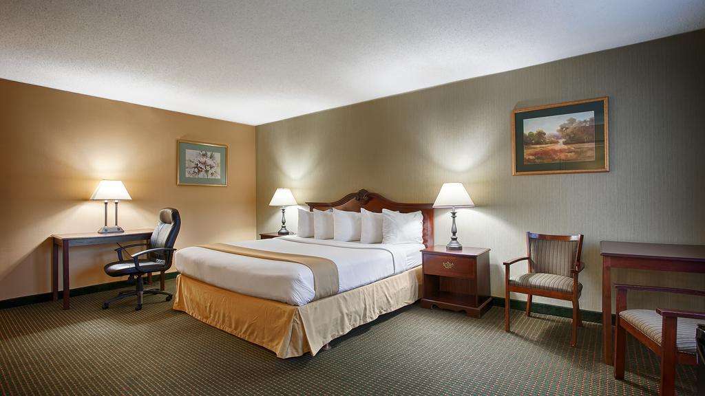 Clarion Inn Falls Church-Arlington Экстерьер фото
