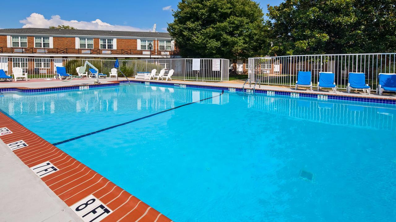 Clarion Inn Falls Church-Arlington Экстерьер фото
