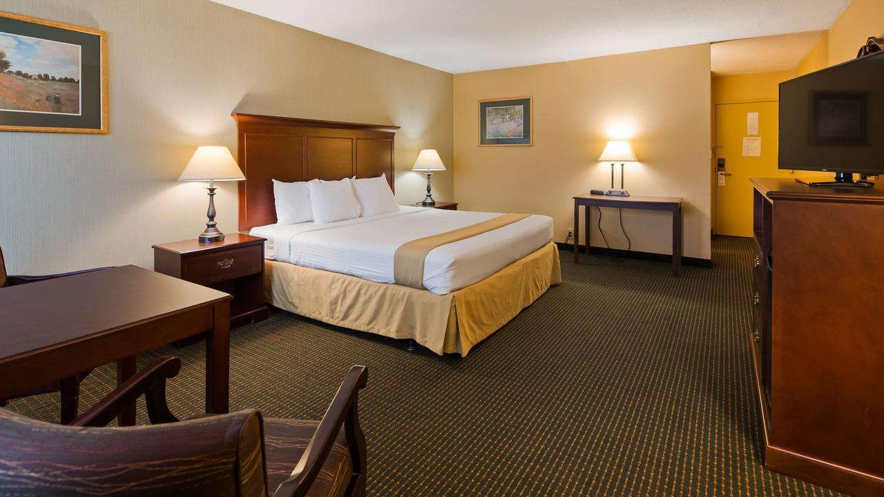 Clarion Inn Falls Church-Arlington Экстерьер фото