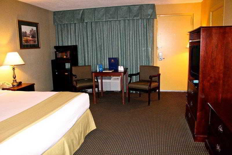 Clarion Inn Falls Church-Arlington Экстерьер фото